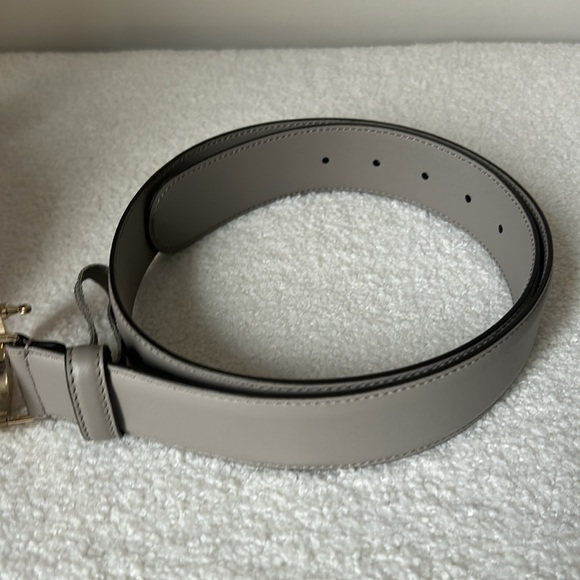 Gucci Grey Leather Belt with Gold GG Buckle - Picture 3 of 5